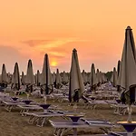 Amazing With Private Garden In Lägenhet Bibione